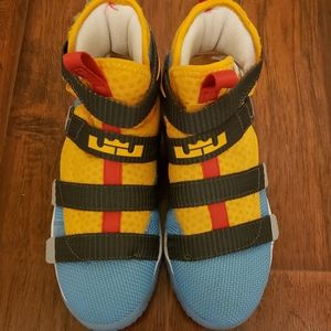 Nike Lebron Soldier XI Flyease